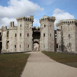 Castell Rhaglan / Raglan Castle